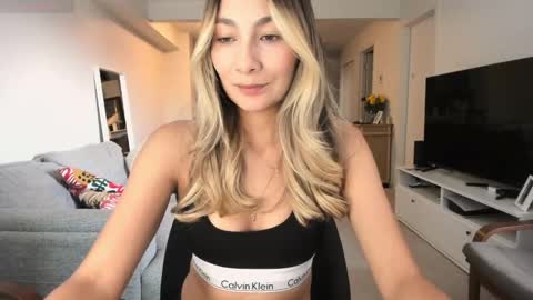 Snapshot of emyconneer chatting on 09.25.25 emyconneer online show from 09.25.25