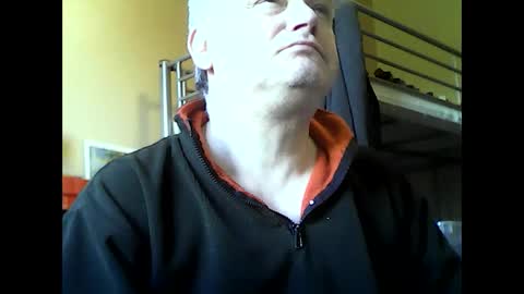 Snapshot of englishguysurrey chatting on 10.28.25 englishguysurrey online show from 10.28.25