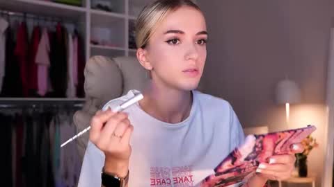 Snapshot of entya chatting on 09.11.25 entya online show from 09.11.25