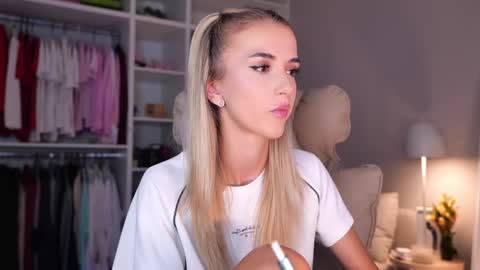 Snapshot of entya chatting on 09.15.25 entya online show from 09.15.25