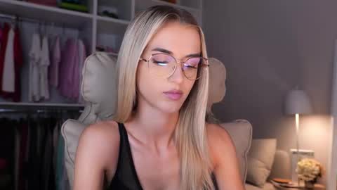 Snapshot of entya chatting on 09.26.25 entya online show from 09.26.25