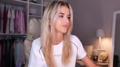 Snapshot of entya chatting on 09.27.25 entya online show from 09.27.25