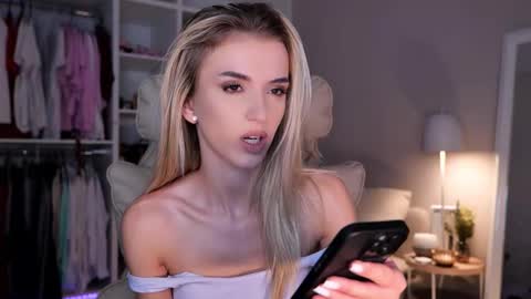 Snapshot of entya chatting on 10.09.25 entya online show from 10.09.25