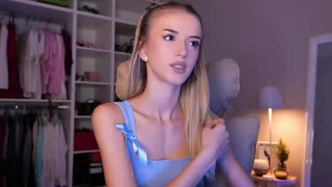 Snapshot of entya chatting on 10.11.25 entya online show from 10.11.25