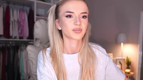 Snapshot of entya chatting on 10.13.25 entya online show from 10.13.25