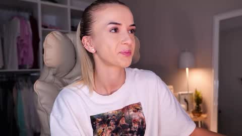 Snapshot of entya chatting on 10.14.25 entya online show from 10.14.25