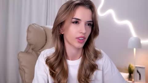 Snapshot of entya chatting on 11.19.25 entya online show from 11.19.25