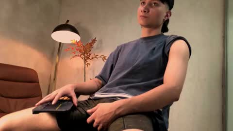 Snapshot of enzo_steel chatting on 11.23.25 enzo_steel online show from 11.23.25