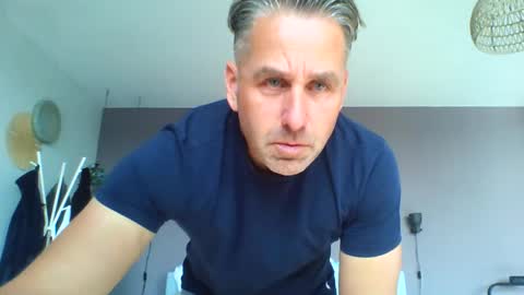 Snapshot of enzoenzo7 chatting on 09.27.25 Enzos Massive Cock online show from 09.27.25