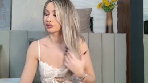 Snapshot of erikaallen chatting on 11.11.25 Erika online show from 11.11.25