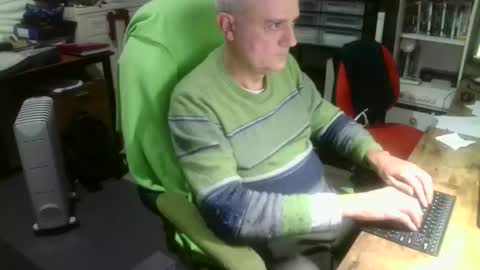 Snapshot of ernello chatting on 10.25.25 ernello online show from 10.25.25