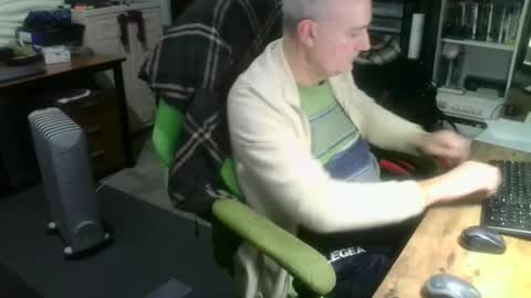 Snapshot of ernello chatting on 11.20.25 ernello online show from 11.20.25