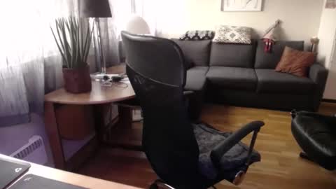 Snapshot of eroen chatting on 10.26.25 eroen online show from 10.26.25