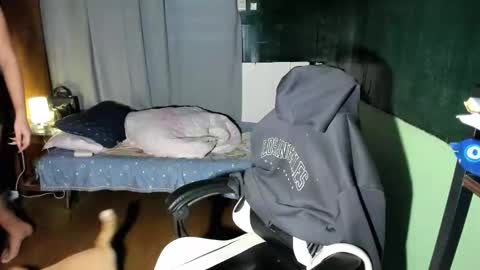 Snapshot of esilchan chatting on 10.01.25 Chelliane online show from 10.01.25