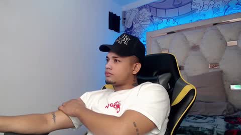 eskayler_ online show from 09.25.25