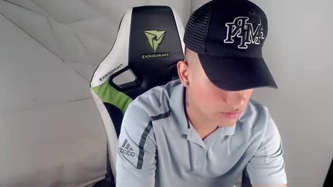 eskayler_ online show from 10.07.25