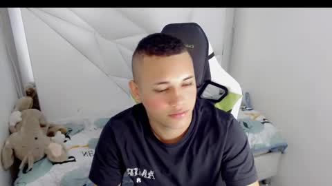 eskayler_ online show from 01.06.26
