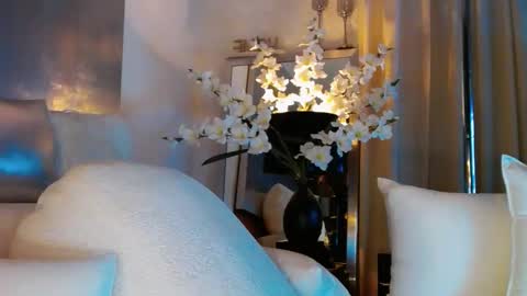 Snapshot of eskeira_ chatting on 03.11.25 Esther online show from 03.11.25