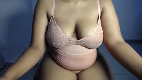 Snapshot of esmeray_ chatting on 09.16.25 Esme online show from 09.16.25