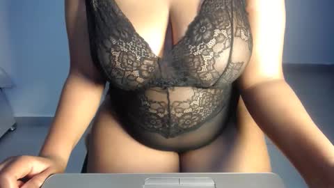 Snapshot of esmeray_ chatting on 09.19.25 Esme online show from 09.19.25
