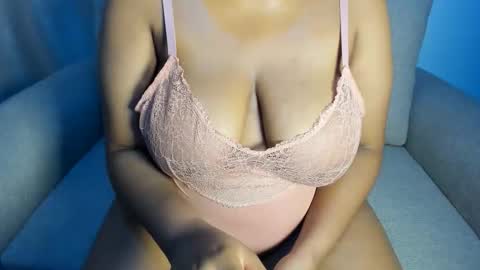 Snapshot of esmeray_ chatting on 09.22.25 Esme online show from 09.22.25