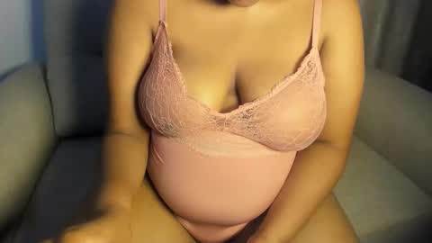 Snapshot of esmeray_ chatting on 09.25.25 Esme online show from 09.25.25