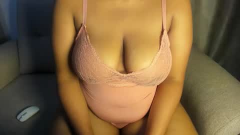 Snapshot of esmeray_ chatting on 10.02.25 Esme online show from 10.02.25