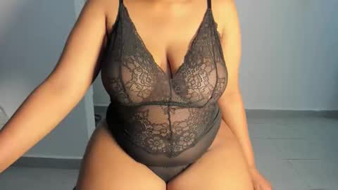 Snapshot of esmeray_ chatting on 10.08.25 Esme online show from 10.08.25