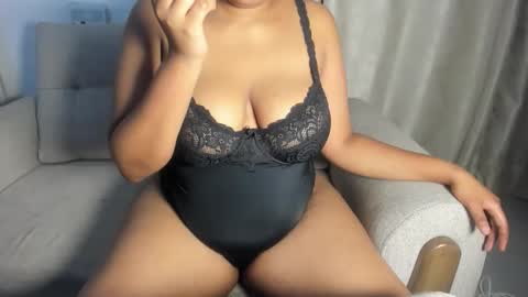 Snapshot of esmeray_ chatting on 10.09.25 Esme online show from 10.09.25