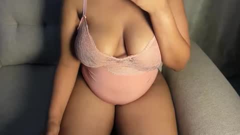 Snapshot of esmeray_ chatting on 11.08.25 Esme online show from 11.08.25