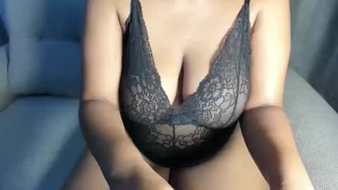 Snapshot of esmeray_ chatting on 11.12.25 Esme online show from 11.12.25