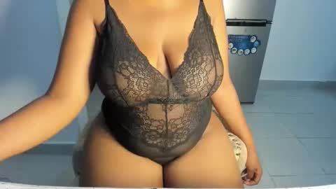 Snapshot of esmeray_ chatting on 12.19.25 Esme online show from 12.19.25