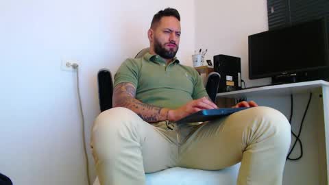Snapshot of esteban7984068 chatting on 04.22.26 esteban online show from 04.22.26