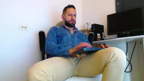Snapshot of esteban7984068 chatting on 05.02.26 esteban online show from 05.02.26