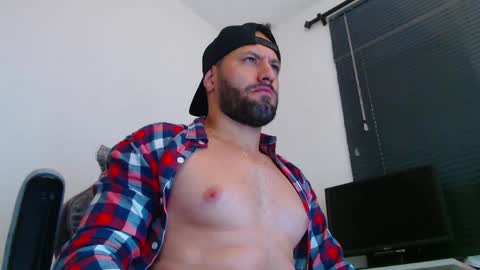 Snapshot of esteban7984068 chatting on 05.25.26 esteban online show from 05.25.26