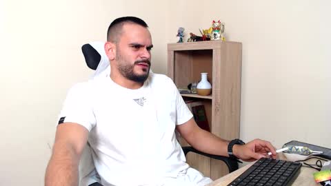 Snapshot of esteban_fer chatting on 02.11.26 Esteban Fernandez online show from 02.11.26