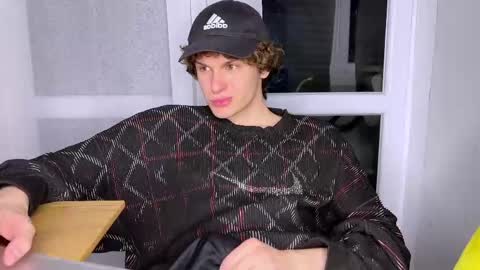 Snapshot of estremecerse chatting on 04.21.26 Alex online show from 04.21.26