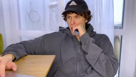 Snapshot of estremecerse chatting on 04.30.26 Alex online show from 04.30.26