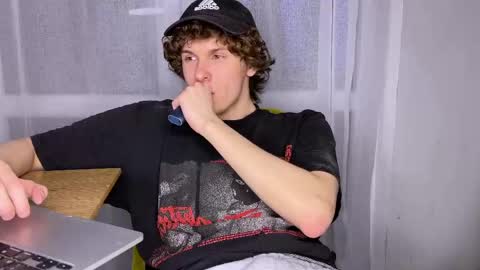 Snapshot of estremecerse chatting on 05.10.26 Alex online show from 05.10.26