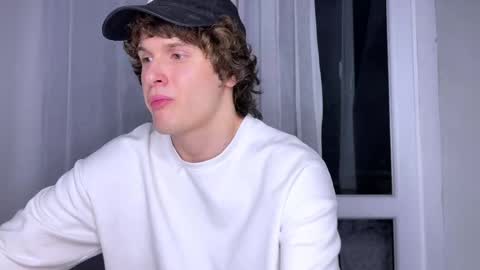 Snapshot of estremecerse chatting on 05.11.26 Alex online show from 05.11.26