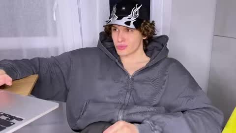 Snapshot of estremecerse chatting on 05.12.26 Alex online show from 05.12.26