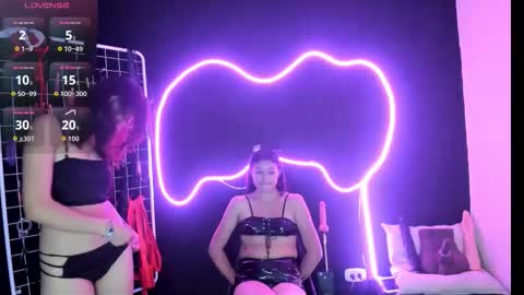 Snapshot of estudiooro509 chatting on 11.21.25 Cloe and Megan online show from 11.21.25