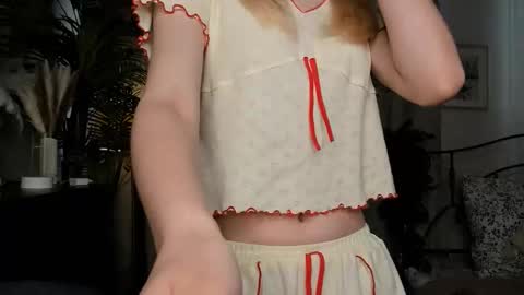 Snapshot of eternity_cuite chatting on 09.18.25 Natalie online show from 09.18.25