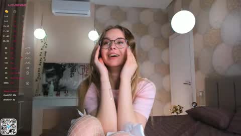 Snapshot of ethalhatchell chatting on 03.11.25 Elsa online show from 03.11.25