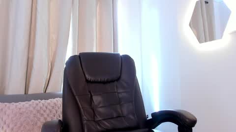 etham_wolf1 online show from 04.18.26