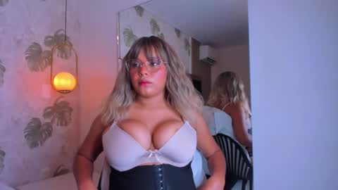 Snapshot of euphrosyne_princess chatting on 11.22.25 euphrosyne_princess online show from 11.22.25
