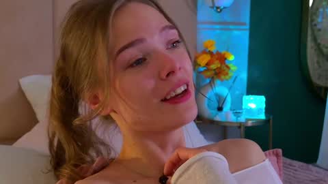 Snapshot of eva_natsumi chatting on 12.08.24 Eva online show from 12.08.24