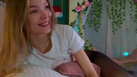 Snapshot of eva_natsumi chatting on 12.16.24 Eva online show from 12.16.24