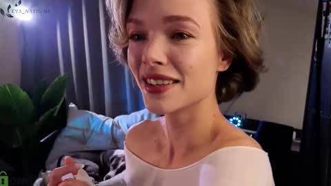 Snapshot of eva_natsumi chatting on 09.17.25 Eva online show from 09.17.25