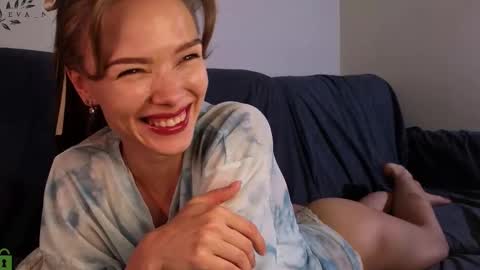 Snapshot of eva_natsumi chatting on 10.18.25 Eva online show from 10.18.25